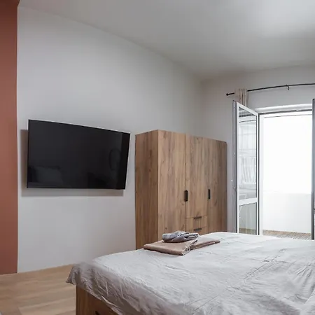 Apartment Center Gem - 5 Min Walk To The